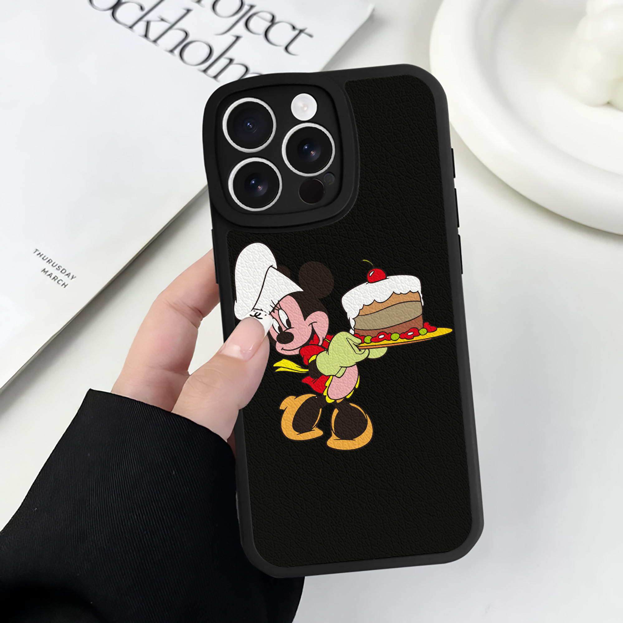 （画像用） ミッキーマウス Mickey Mouse 【iPhone 16シリーズ対応】シリコンスマホケース（レザー調） 材質：シリコン
